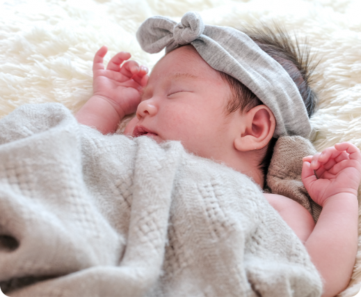 Kołderka, kocyk czy może rożek — czym okrywać do snu noworodka?